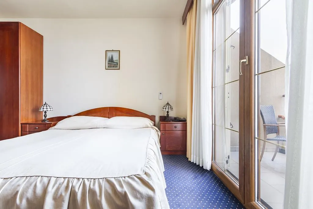 Hotel Miramare Njivice Kroatien